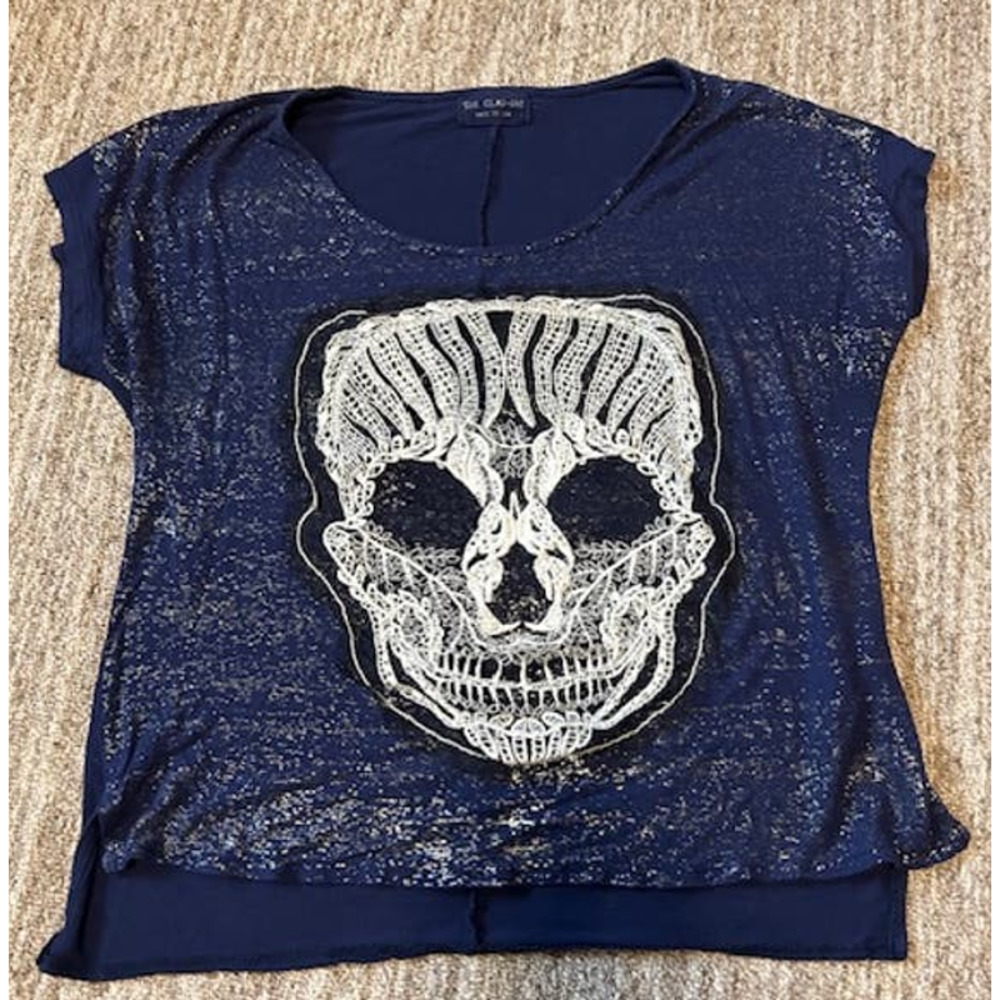 THE CLAS-SIC Embroidered Skull Soft Navy T-shirt Size L